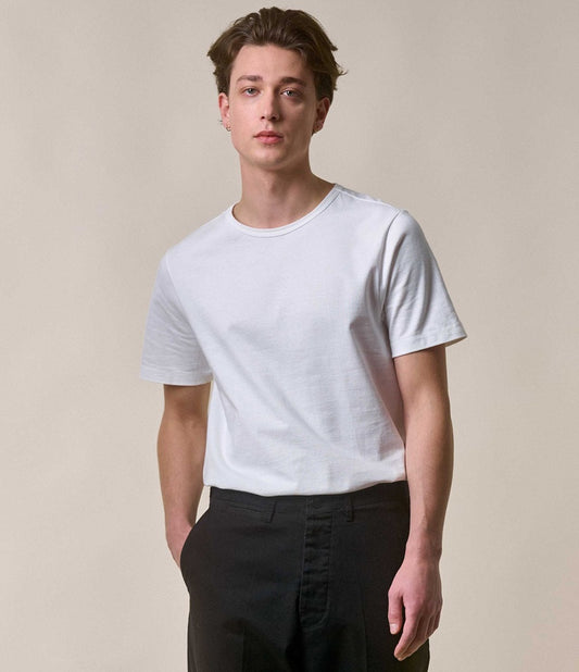Model wearing Merz B. Schwanen Loop Wheel Tee in White.