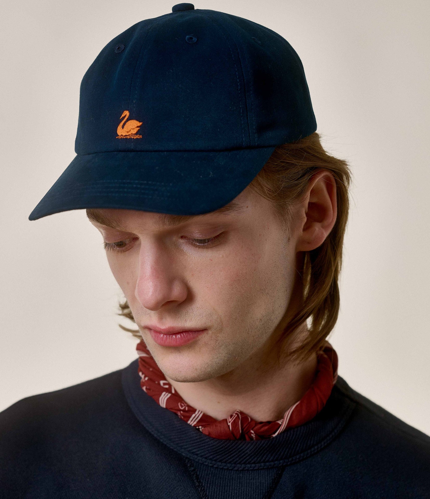 Model wearing Merz B. Schwanen - Good Basics Swan Logo Cap in Night Blue.
