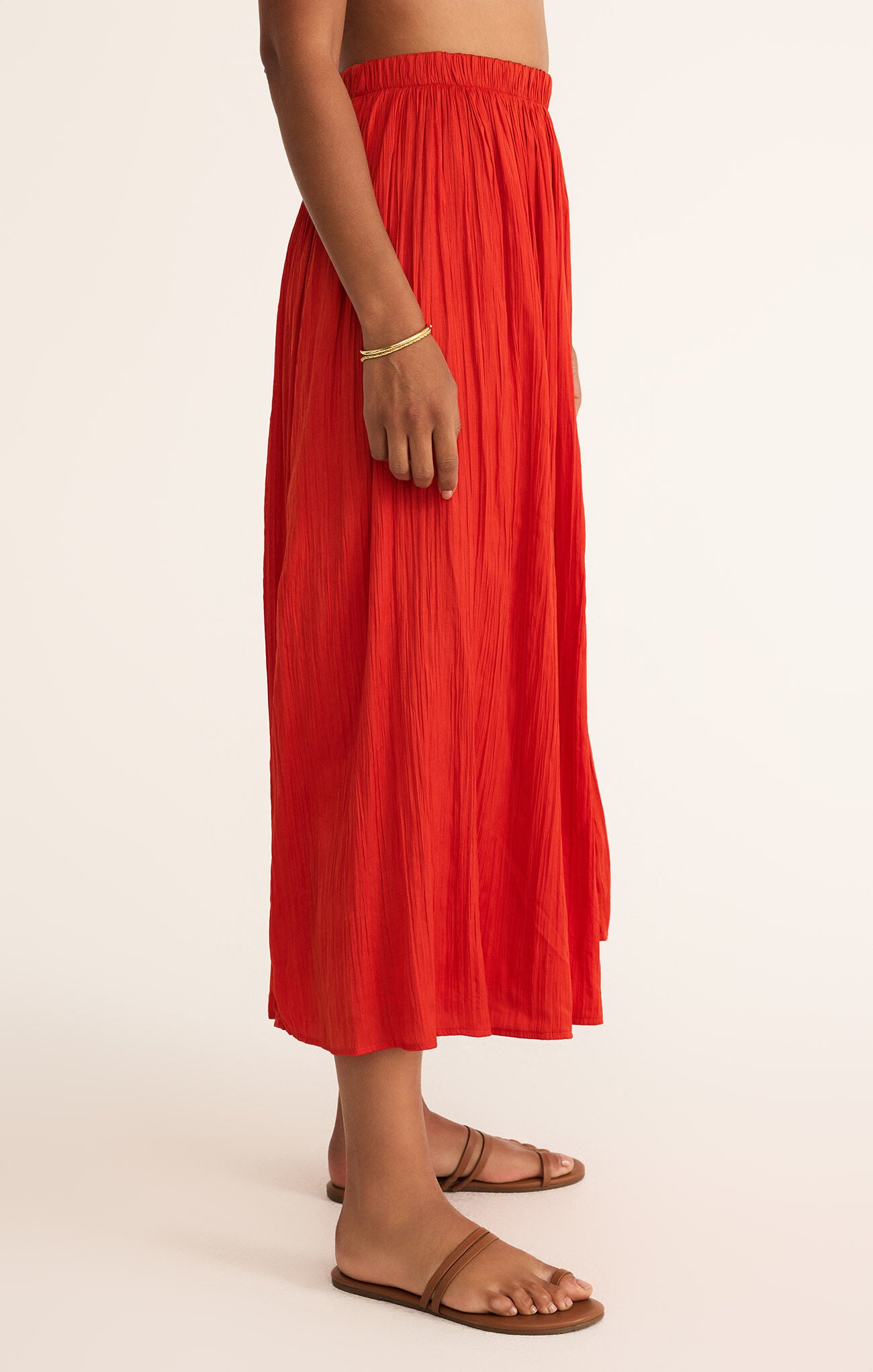 Model wearing ZSupply - Nicoline Crinkle Midi Skirt in Cabana Red.