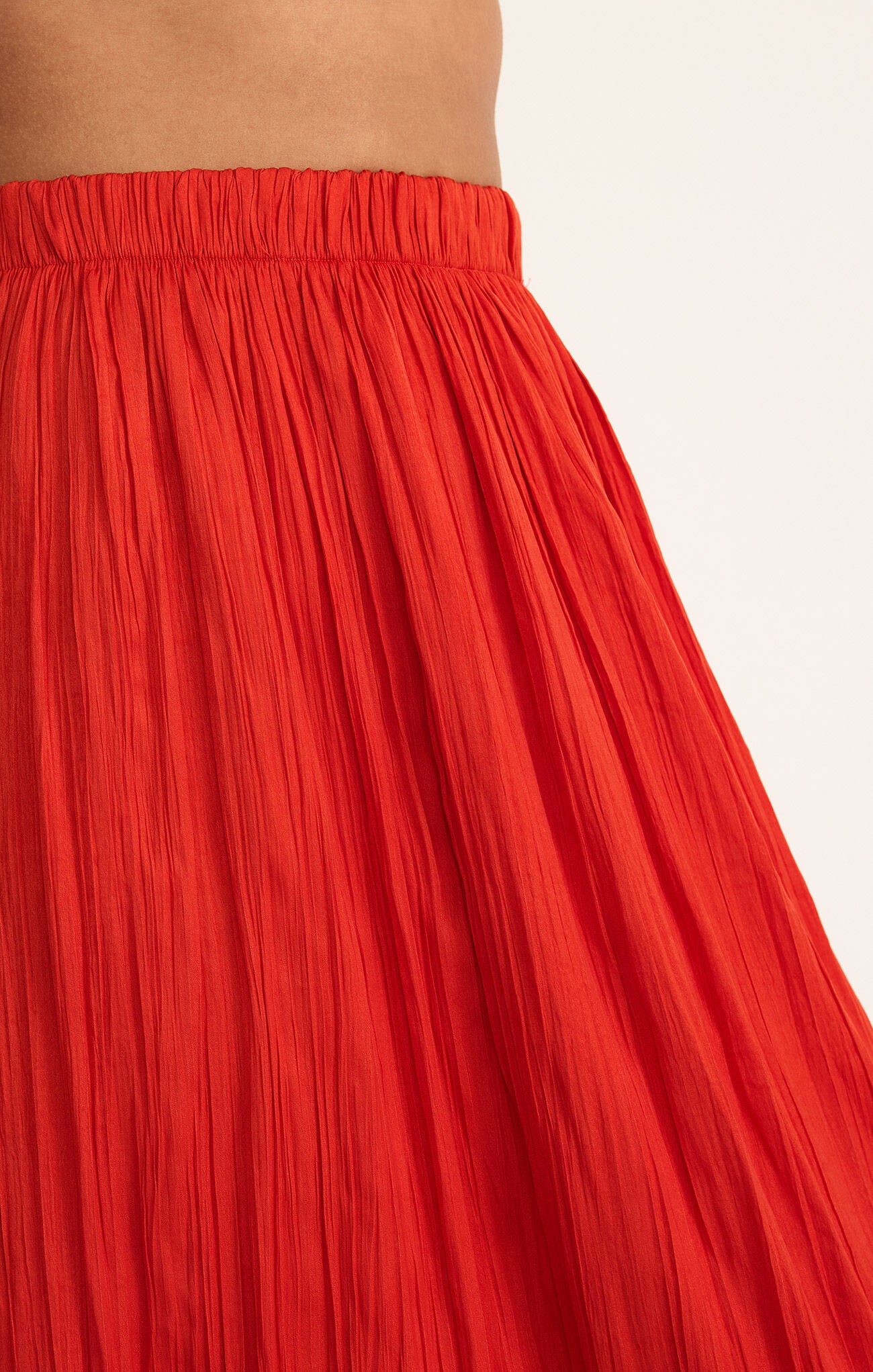 Model wearing ZSupply - Nicoline Crinkle Midi Skirt in Cabana Red.