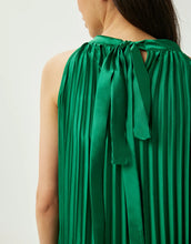 Load image into Gallery viewer, Model wearing Leo &amp; Ugo - Hera Dress in Green - back.
