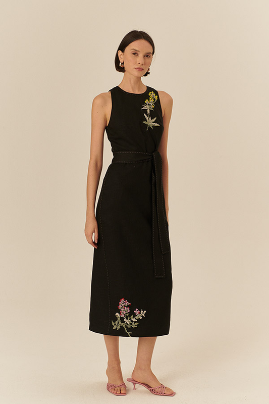 Model wearing Exquise Julieta Dress in Black.