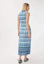 Load image into Gallery viewer, Model wearing Leo &amp; Ugo - Vaiana Tie Dye Dress in blue/white - back.
