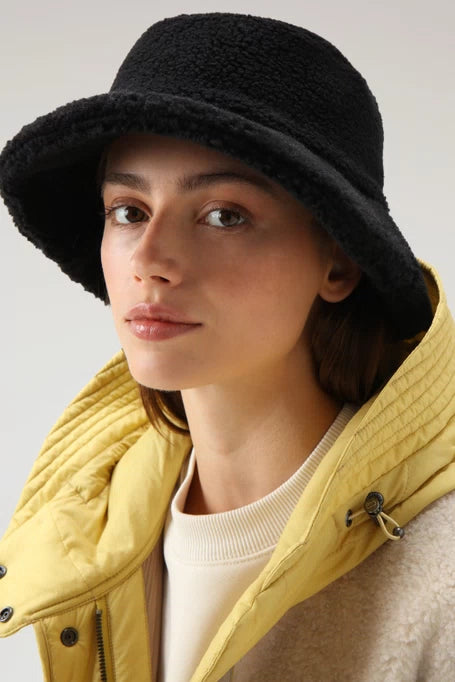 Model wearing  Woolrich Curly Fleece Hat in Black.