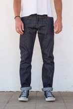 Load image into Gallery viewer, Model wearing Freenote Rios Denim
