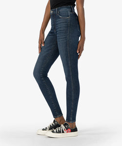 Model wearing Kut From The Kloth - Mia Mid Rise Toothpick Skinny KP008MH9 in Smart Wash