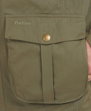 Load image into Gallery viewer, Model wearing Barbour Sanderling Casual in Fern - pocket detail..
