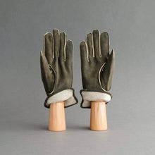 Load image into Gallery viewer, Thomas Riemer - Gentlemen&#39;s Sporty Gloves From Walnut Goatskin - Lined with Cashmere in Walnut.
