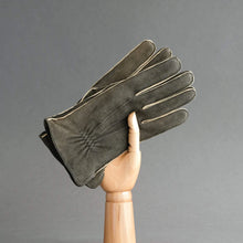 Load image into Gallery viewer, Thomas Riemer - Gentlemen&#39;s Sporty Gloves From Walnut Goatskin - Lined with Cashmere in Walnut.
